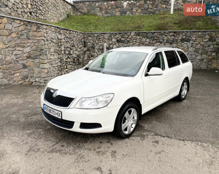 Белый Шкода Октавия, объемом двигателя 1.6 л и пробегом 239 тыс. км за 8650 $, фото 1 на Automoto.ua