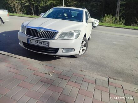 Шкода Октавия 2012 в Вышгороде на Automoto.ua Белый Шкода Октавия, объемом двигателя 1.6 л и пробегом 300 тыс. км за 6029 $, фото 1 на Automoto.ua