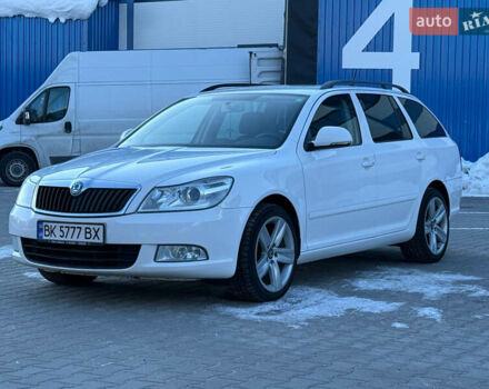 Белый Шкода Октавия, объемом двигателя 2 л и пробегом 303 тыс. км за 9900 $, фото 1 на Automoto.ua