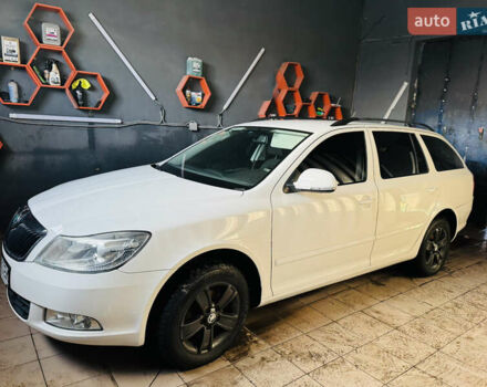 Белый Шкода Октавия, объемом двигателя 1.8 л и пробегом 142 тыс. км за 9900 $, фото 1 на Automoto.ua