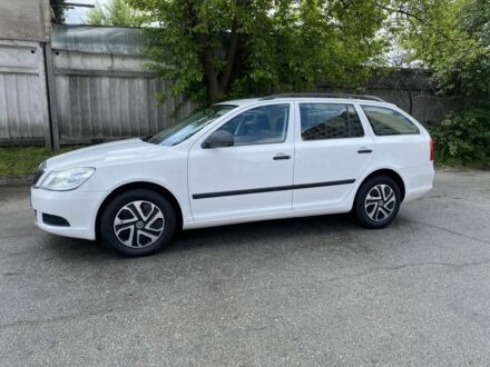 Шкода Октавия 2013 в Киеве на Automoto.ua Белый Шкода Октавия, объемом двигателя 1.6 л и пробегом 195 тыс. км за 7700 $, фото 1 на Automoto.ua