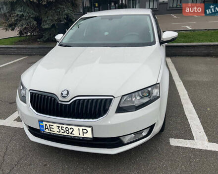 Белый Шкода Октавия, объемом двигателя 1.8 л и пробегом 217 тыс. км за 10000 $, фото 1 на Automoto.ua