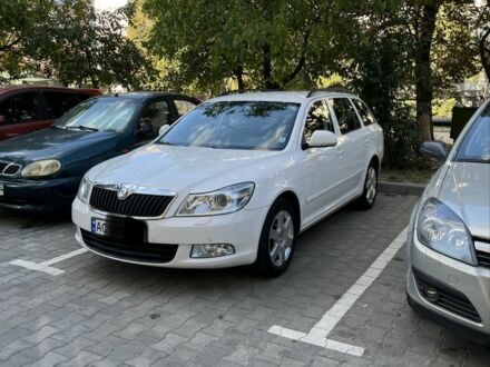 Білий Шкода Октавія, об'ємом двигуна 1.6 л та пробігом 1 тис. км за 10537 $, фото 1 на Automoto.ua