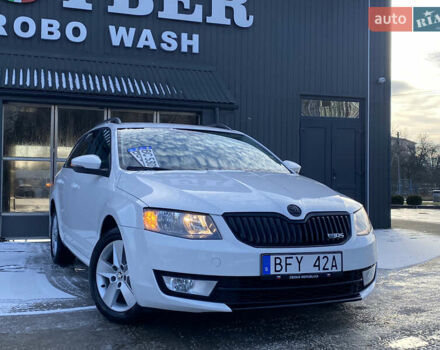 Белый Шкода Октавия, объемом двигателя 1.6 л и пробегом 236 тыс. км за 9799 $, фото 1 на Automoto.ua