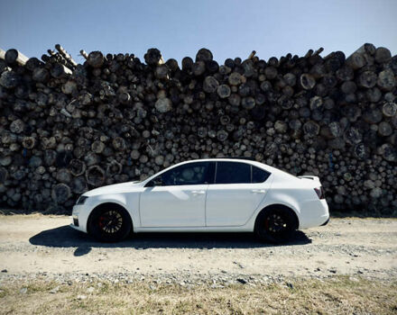 Білий Шкода Октавія, об'ємом двигуна 2 л та пробігом 169 тис. км за 24082 $, фото 1 на Automoto.ua