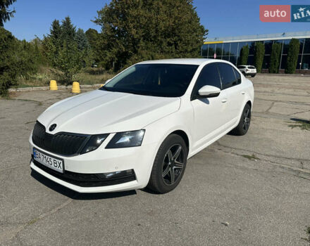 Белый Шкода Октавия, объемом двигателя 1.6 л и пробегом 219 тыс. км за 13600 $, фото 1 на Automoto.ua