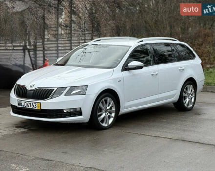Белый Шкода Октавия, объемом двигателя 1.6 л и пробегом 218 тыс. км за 12950 $, фото 1 на Automoto.ua