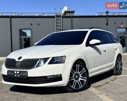 Белый Шкода Октавия, объемом двигателя 1.6 л и пробегом 218 тыс. км за 12500 $, фото 1 на Automoto.ua