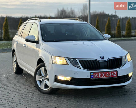 Білий Шкода Октавія, об'ємом двигуна 2 л та пробігом 217 тис. км за 14499 $, фото 1 на Automoto.ua