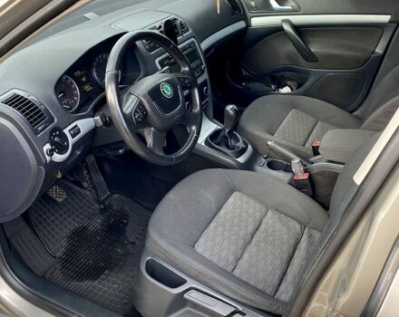 Шкода Октавия 2010 в Вознесенске на Automoto.ua Бежевый Шкода Октавия, объемом двигателя 1.9 л и пробегом 237 тыс. км за 7300 $, фото 5 на Automoto.ua