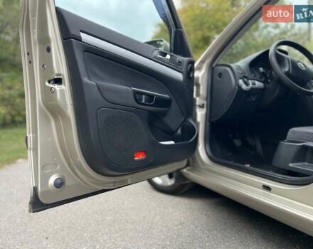 Бежевый Шкода Октавия, объемом двигателя 1.6 л и пробегом 155 тыс. км за 5750 $, фото 24 на Automoto.ua