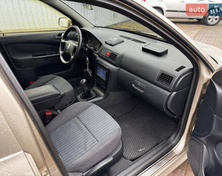 Бежевый Шкода Октавия, объемом двигателя 1.6 л и пробегом 245 тыс. км за 4999 $, фото 11 на Automoto.ua