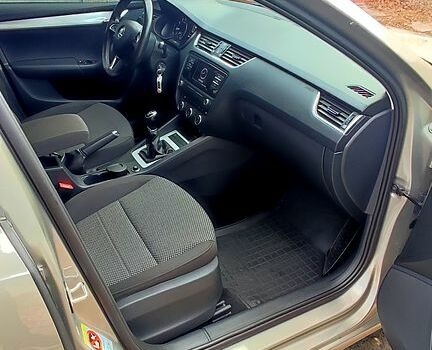 Бежевый Шкода Октавия, объемом двигателя 1.6 л и пробегом 53 тыс. км за 15100 $, фото 3 на Automoto.ua