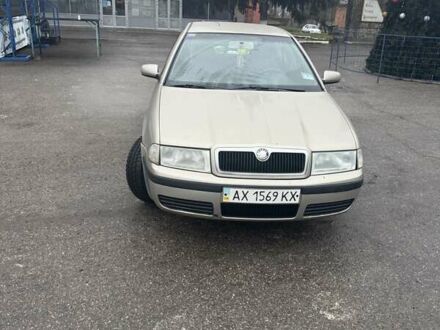 Бежевый Шкода Октавия, объемом двигателя 1.6 л и пробегом 300 тыс. км за 4000 $, фото 1 на Automoto.ua