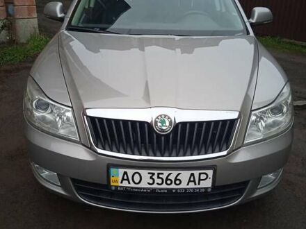 Шкода Октавия 2012 в Ужгороде на Automoto.ua Бежевый Шкода Октавия, объемом двигателя 1.6 л и пробегом 250 тыс. км за 9000 $, фото 1 на Automoto.ua