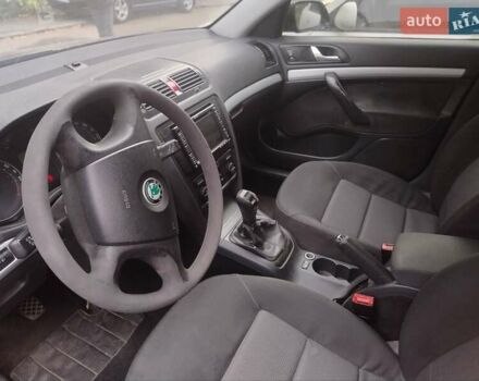 Черный Шкода Октавия, объемом двигателя 1.6 л и пробегом 303 тыс. км за 3900 $, фото 6 на Automoto.ua