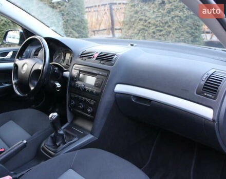 Черный Шкода Октавия, объемом двигателя 1.6 л и пробегом 215 тыс. км за 6390 $, фото 102 на Automoto.ua