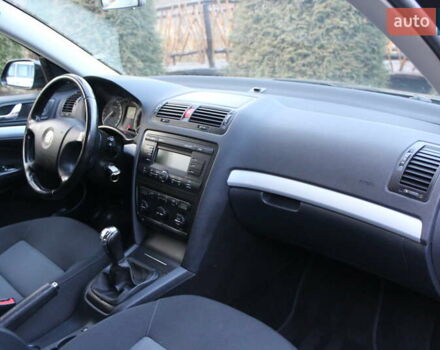 Черный Шкода Октавия, объемом двигателя 1.6 л и пробегом 215 тыс. км за 6390 $, фото 101 на Automoto.ua