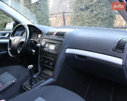 Черный Шкода Октавия, объемом двигателя 1.6 л и пробегом 215 тыс. км за 6390 $, фото 103 на Automoto.ua