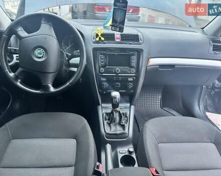Черный Шкода Октавия, объемом двигателя 1.6 л и пробегом 230 тыс. км за 7600 $, фото 1 на Automoto.ua