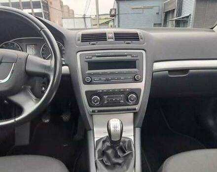 Черный Шкода Октавия, объемом двигателя 1.8 л и пробегом 213 тыс. км за 7500 $, фото 6 на Automoto.ua