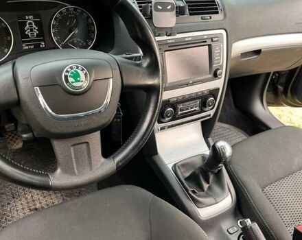 Черный Шкода Октавия, объемом двигателя 1.8 л и пробегом 206 тыс. км за 8000 $, фото 1 на Automoto.ua