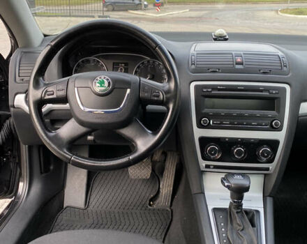 Чорний Шкода Октавія, об'ємом двигуна 2 л та пробігом 241 тис. км за 8800 $, фото 25 на Automoto.ua