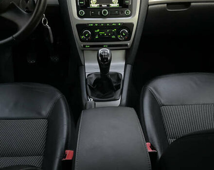 Чорний Шкода Октавія, об'ємом двигуна 2 л та пробігом 228 тис. км за 10799 $, фото 118 на Automoto.ua