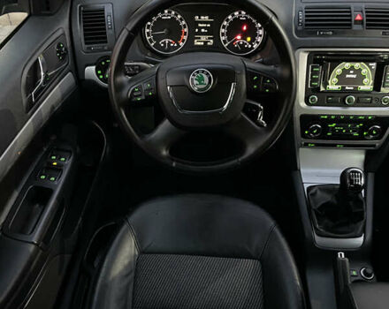 Чорний Шкода Октавія, об'ємом двигуна 2 л та пробігом 228 тис. км за 10799 $, фото 125 на Automoto.ua