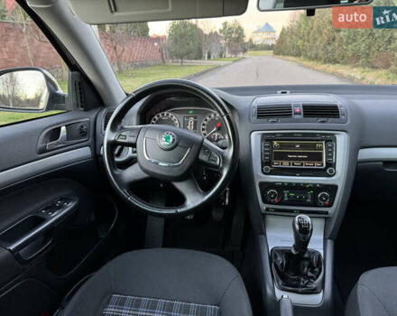 Черный Шкода Октавия, объемом двигателя 2 л и пробегом 217 тыс. км за 10550 $, фото 43 на Automoto.ua