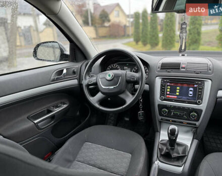 Черный Шкода Октавия, объемом двигателя 1.6 л и пробегом 246 тыс. км за 8900 $, фото 1 на Automoto.ua