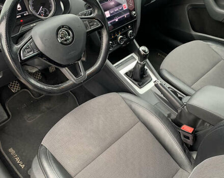 Черный Шкода Октавия, объемом двигателя 1.6 л и пробегом 239 тыс. км за 12200 $, фото 5 на Automoto.ua