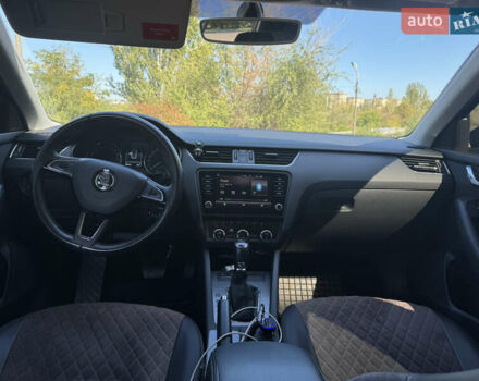 Черный Шкода Октавия, объемом двигателя 1.6 л и пробегом 247 тыс. км за 15800 $, фото 5 на Automoto.ua