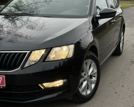 Черный Шкода Октавия, объемом двигателя 1.6 л и пробегом 204 тыс. км за 15200 $, фото 1 на Automoto.ua