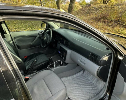 Черный Шкода Октавия, объемом двигателя 1.6 л и пробегом 350 тыс. км за 4200 $, фото 6 на Automoto.ua