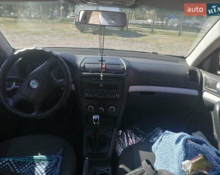 Черный Шкода Октавия, объемом двигателя 1.6 л и пробегом 272 тыс. км за 5000 $, фото 5 на Automoto.ua