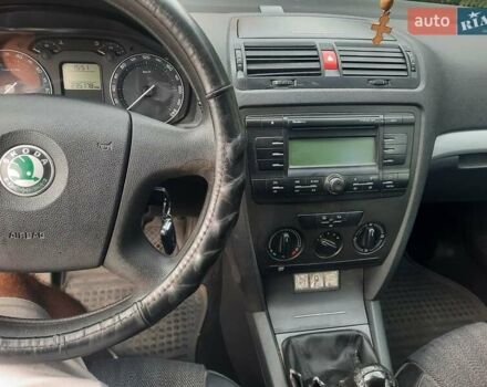 Черный Шкода Октавия, объемом двигателя 1.6 л и пробегом 235 тыс. км за 6700 $, фото 4 на Automoto.ua