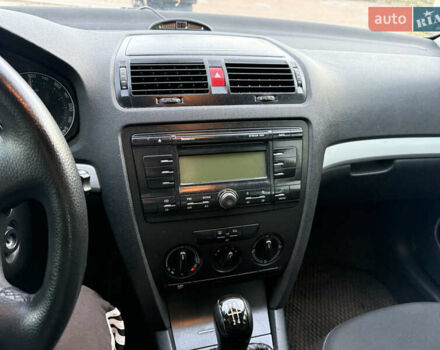 Черный Шкода Октавия, объемом двигателя 1.6 л и пробегом 297 тыс. км за 5500 $, фото 15 на Automoto.ua