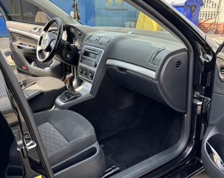 Чорний Шкода Октавія, об'ємом двигуна 1.6 л та пробігом 303 тис. км за 8100 $, фото 8 на Automoto.ua