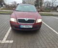 Красный Шкода Октавия, объемом двигателя 1.6 л и пробегом 205 тыс. км за 5400 $, фото 1 на Automoto.ua