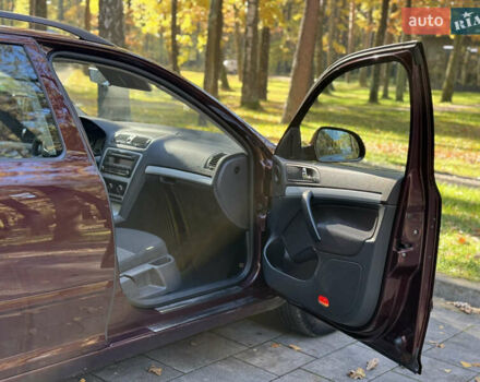 Червоний Шкода Октавія, об'ємом двигуна 1.6 л та пробігом 231 тис. км за 8750 $, фото 26 на Automoto.ua