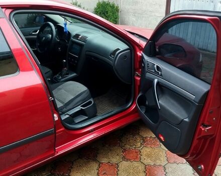 Красный Шкода Октавия, объемом двигателя 1.6 л и пробегом 333 тыс. км за 4999 $, фото 5 на Automoto.ua