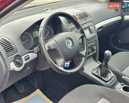 Червоний Шкода Октавія, об'ємом двигуна 1.6 л та пробігом 211 тис. км за 7999 $, фото 45 на Automoto.ua