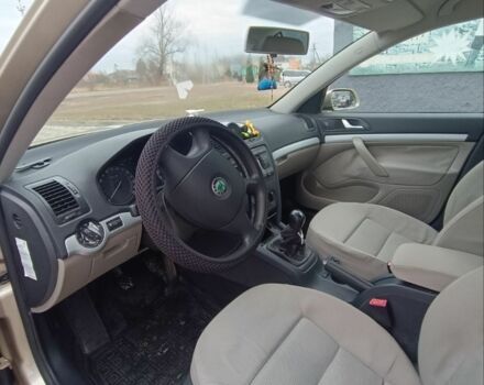 Желтый Шкода Октавия, объемом двигателя 1.6 л и пробегом 159 тыс. км за 5300 $, фото 4 на Automoto.ua