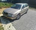 Желтый Шкода Октавия, объемом двигателя 2 л и пробегом 300 тыс. км за 4800 $, фото 1 на Automoto.ua