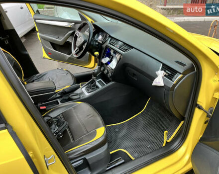 Желтый Шкода Октавия, объемом двигателя 1.6 л и пробегом 254 тыс. км за 8500 $, фото 4 на Automoto.ua