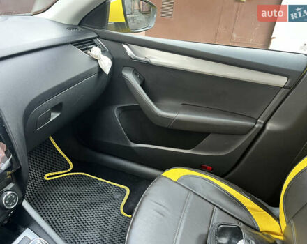 Желтый Шкода Октавия, объемом двигателя 1.6 л и пробегом 254 тыс. км за 8500 $, фото 16 на Automoto.ua