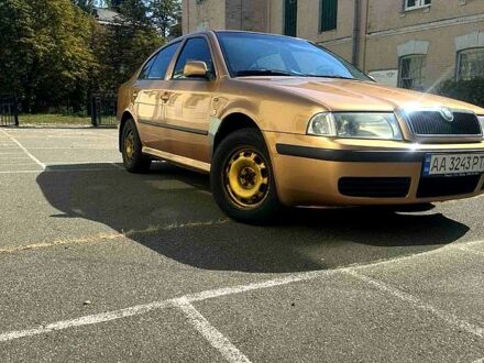 Желтый Шкода Октавия, объемом двигателя 2 л и пробегом 199 тыс. км за 4300 $, фото 1 на Automoto.ua