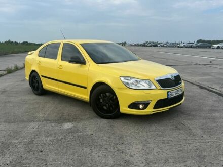 Шкода Октавия 2012 в Хмельницком на Automoto.ua Желтый Шкода Октавия, объемом двигателя 2 л и пробегом 256 тыс. км за 6850 $, фото 1 на Automoto.ua