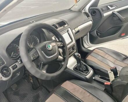 Сірий Шкода Октавія, об'ємом двигуна 2 л та пробігом 370 тис. км за 7300 $, фото 5 на Automoto.ua